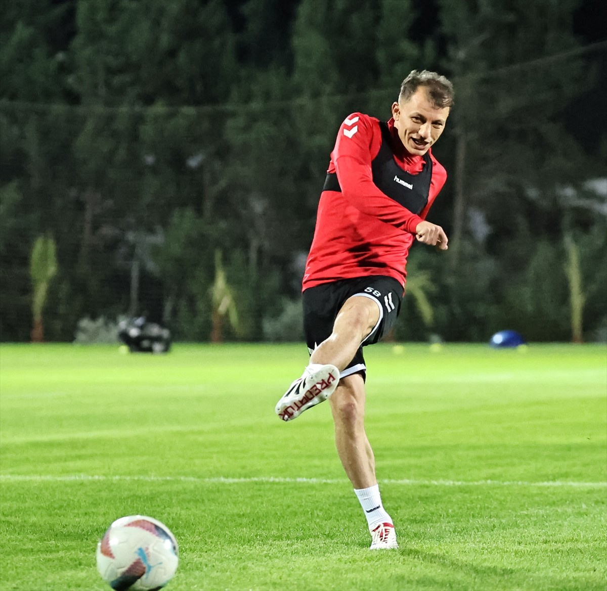 Trendyol Süper Lig ekiplerinden Net Global Sivasspor'un Antalya kampı başladı. Antrenmana Ziya...