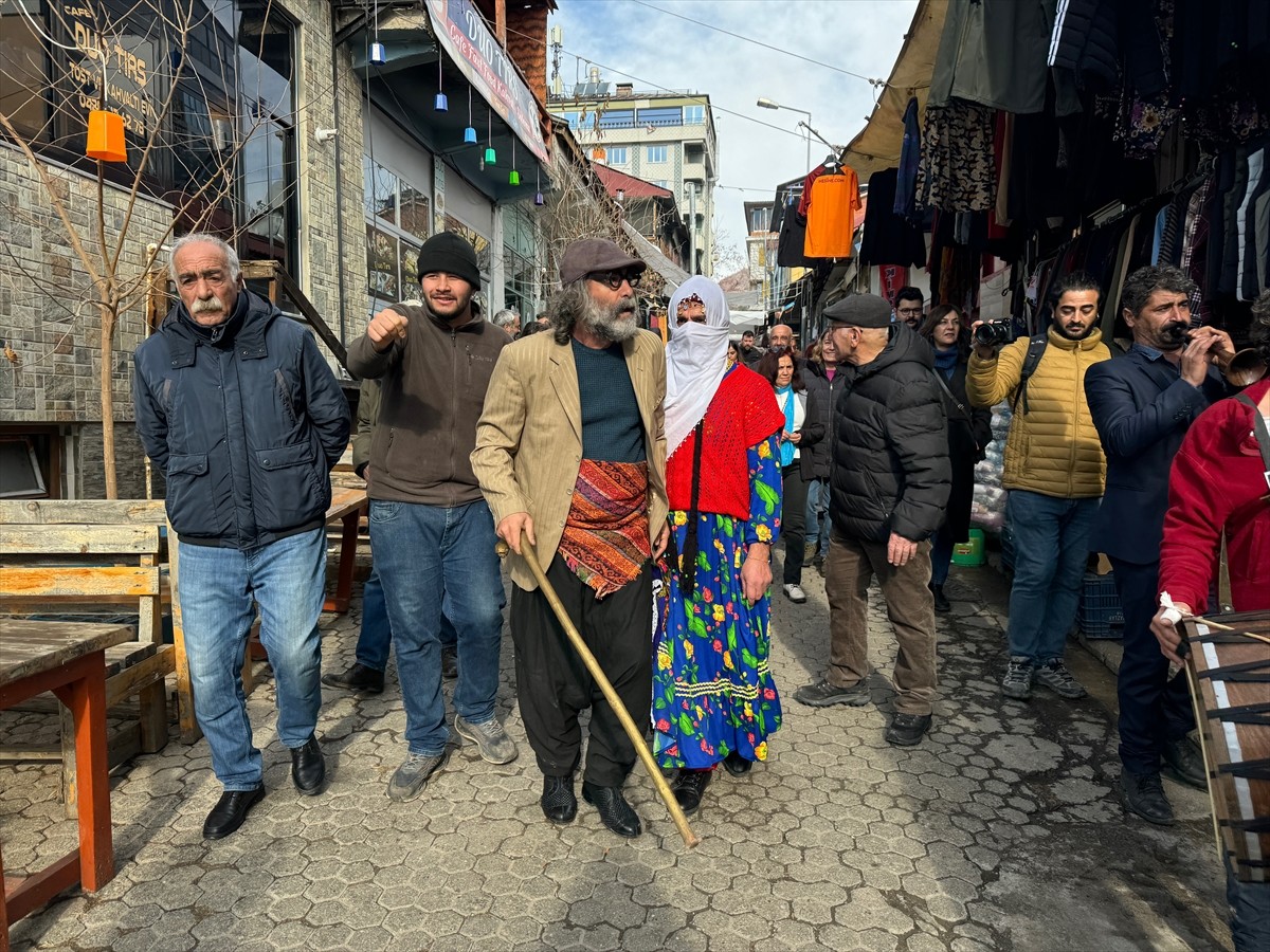 Tunceli'de vatandaşlar, yeni yılın gelişini kutlamak için davul zurna eşliğinde halaylarla "Gağan"...
