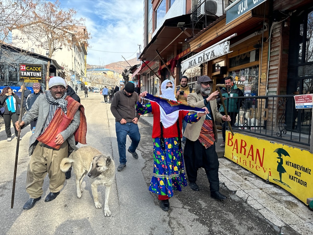 Tunceli'de vatandaşlar, yeni yılın gelişini kutlamak için davul zurna eşliğinde halaylarla "Gağan"...