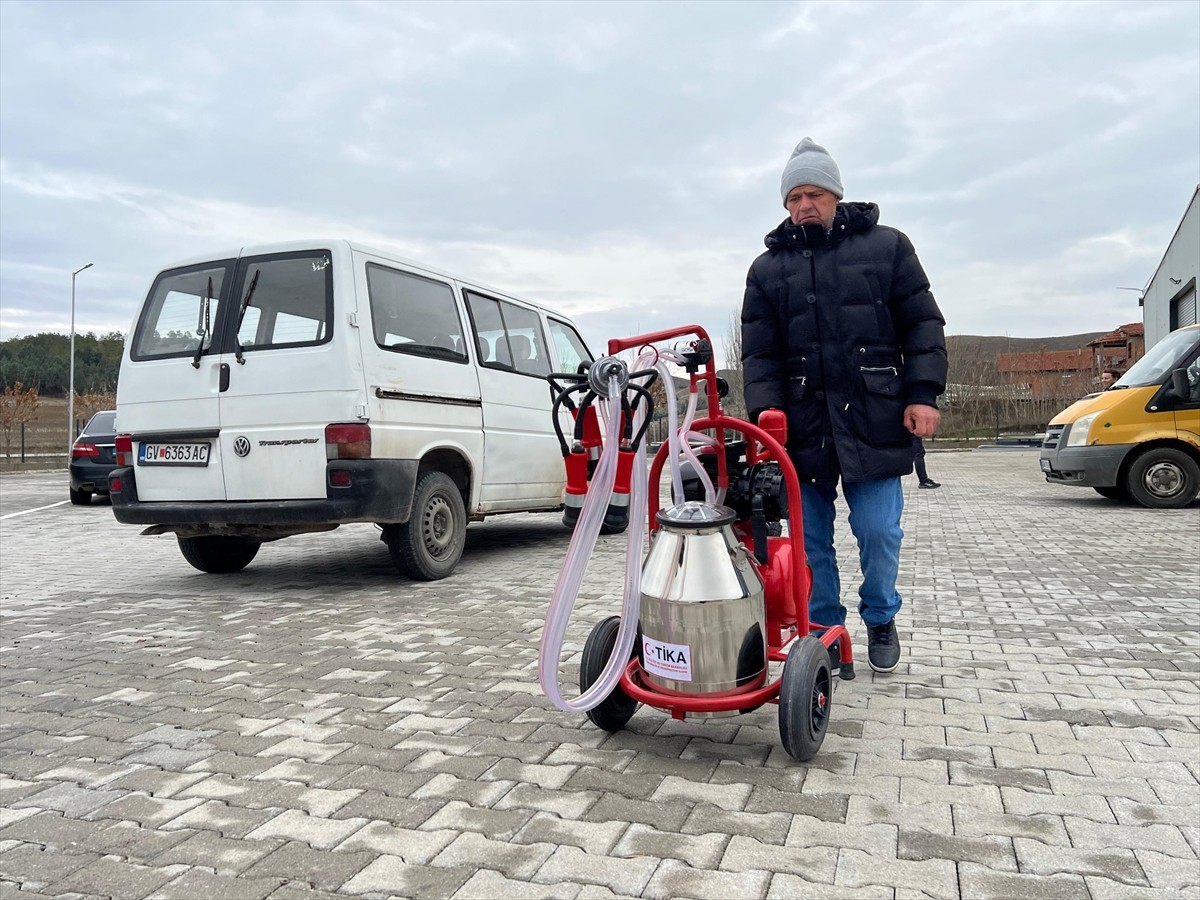 Türk İşbirliği ve Koordinasyon Ajansı (TİKA), Kuzey Makedonya’daki çiftçilere süt üretimini...