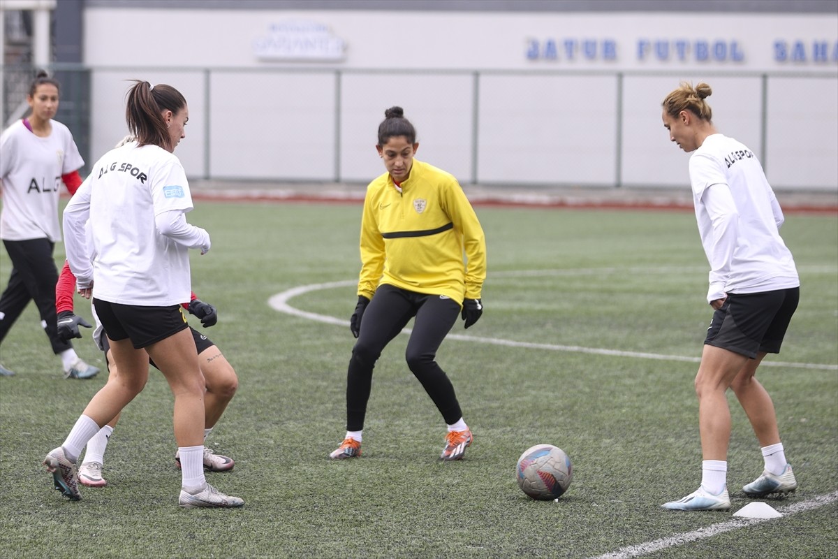  Turkcell Kadın Futbol Süper Ligi takımlarından ALG Spor, ilk yarıda kalan 3 karşılaşmayı kazanıp...