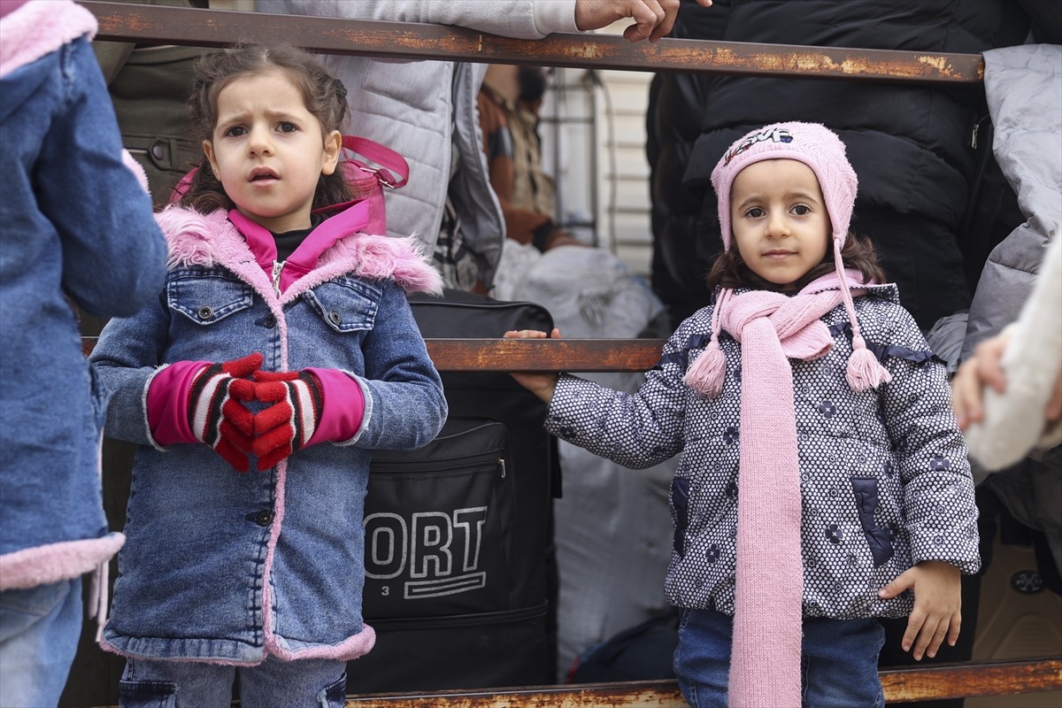 Türkiye'de doğan ve ülkelerini hiç görmeyen Suriyeli çocuklar, 61 yıllık Baas rejiminin devrilmesi...