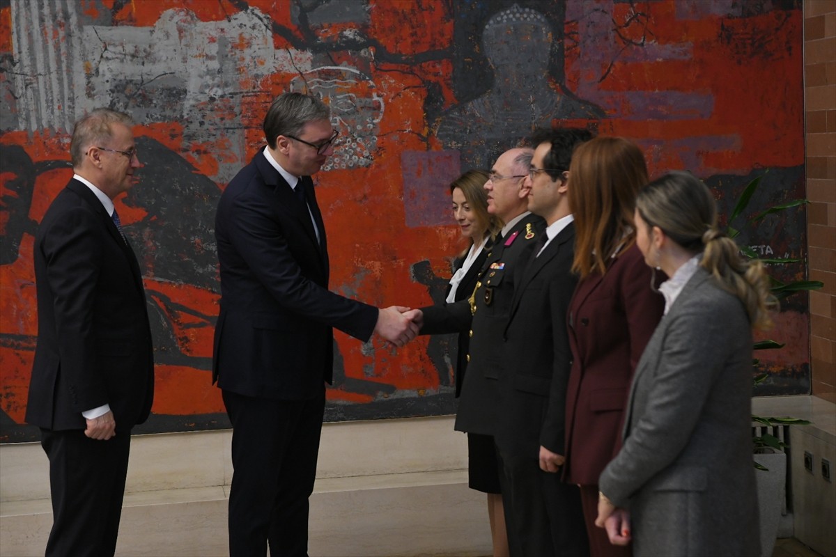 Türkiye'nin Belgrad Büyükelçisi İlhan Saygılı (sağda), Sırbistan Cumhurbaşkanı Aleksandar Vucic'e...