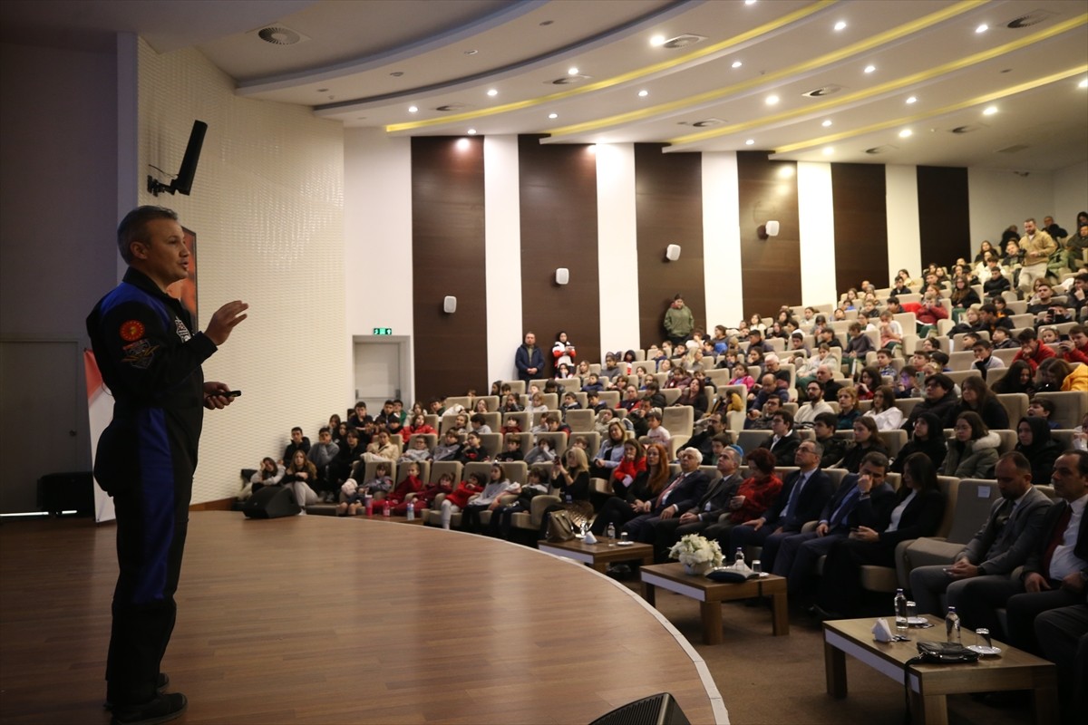 Türkiye'nin ilk astronotu Alper Gezeravcı, Çanakkale Ticaret ve Sanayi Odası Konferans Salonu'nda...