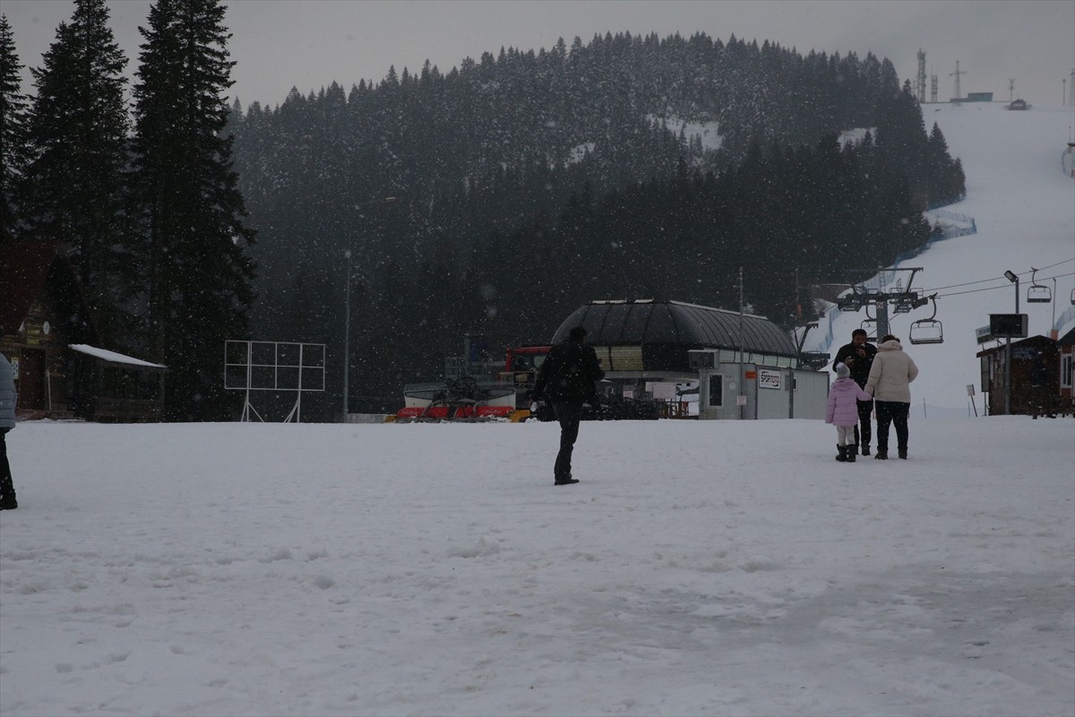 Türkiye'nin önde gelen kayak ve kış turizmi merkezleri arasında yer alan Ilgaz Dağı'nda kar etkili...