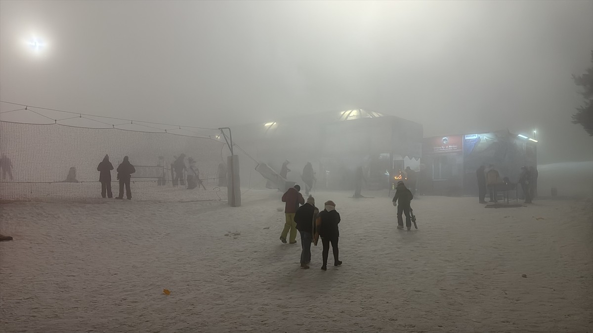 Türkiye'nin önemli kayak merkezlerinden Erciyes'te yeni yıl etkinliği düzenlendi. Etkinliğe...