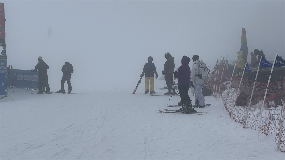 Türkiye'nin önemli kış turizm merkezlerinden Kartalkaya Kayak Merkezi, hafta sonunda tatilcilerin...
