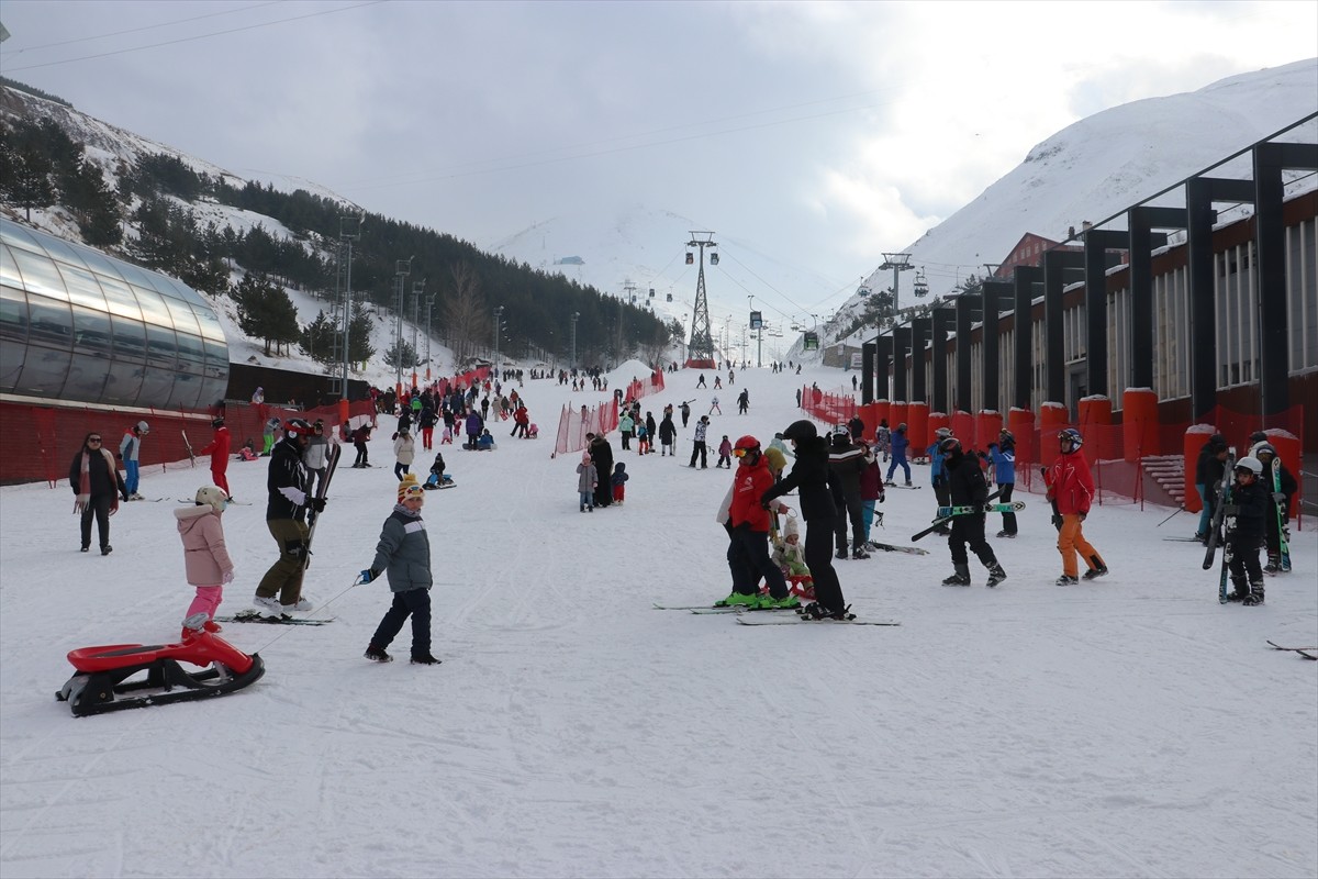 Türkiye'nin önemli kış turizm noktalarından Palandöken Kayak Merkezi'nde hafta sonu yoğunluğu...
