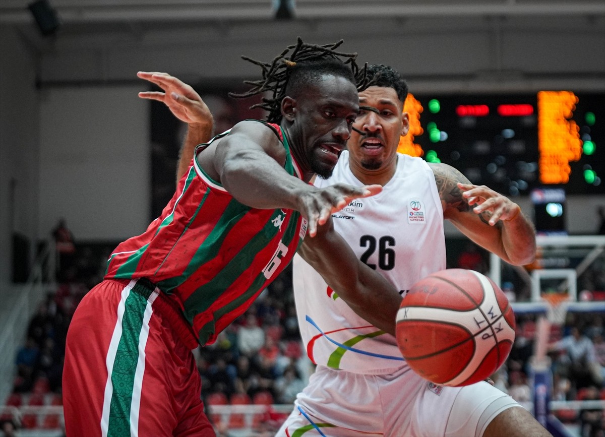 Türkiye Basketbol Süper Ligi'nin 10. haftasında iki İzmir ekibi Aliağa Petkimspor ile Karşıyaka...