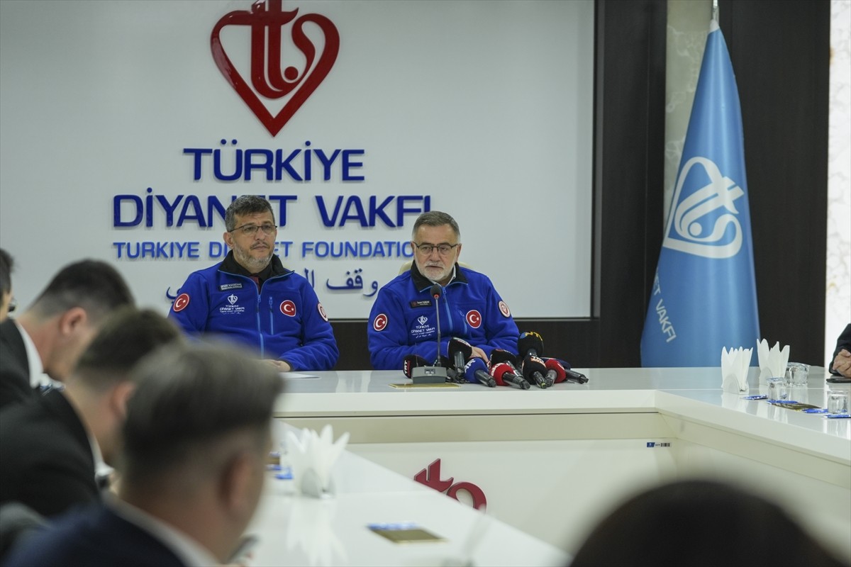 Türkiye Diyanet Vakfı (TDV) Genel Müdürü İzani Turan (sağda), vakfın genel merkezinde yaptığı...