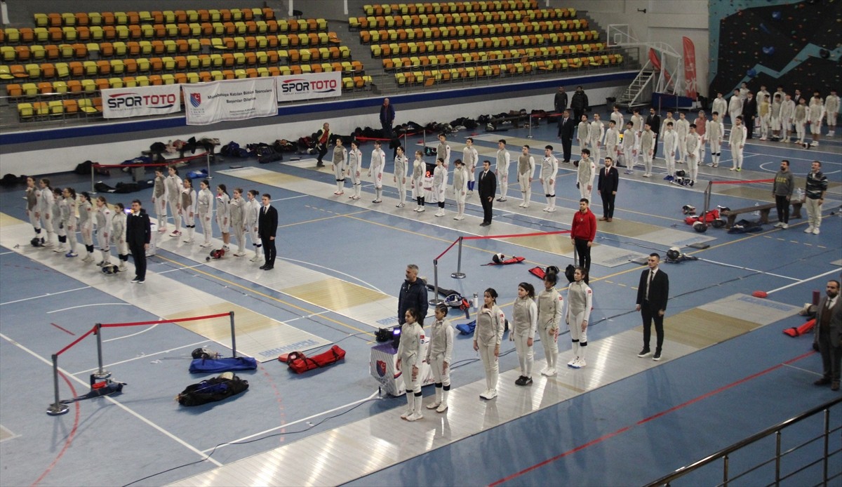 Türkiye Eskrim Şampiyonası Ankara'da tamamlandı. Yenimahalle Spor Kompleksi'ndeki karşılaşmalarda...