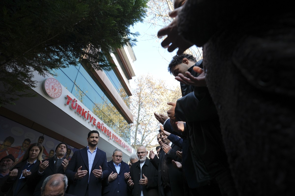 Türkiye Güreş Federasyonunun yeni başkanı Taha Akgül, göreve başladı.  Yönetim kurulu üyeleri ve...