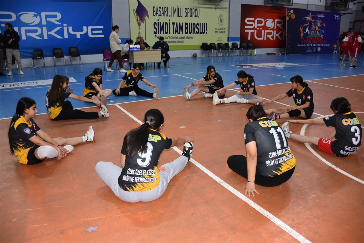 Türkiye İşitme Engelliler (Deaflympics) A Milli Erkek Basketbol Takımı'nda yer alan Mehmet Özcan...