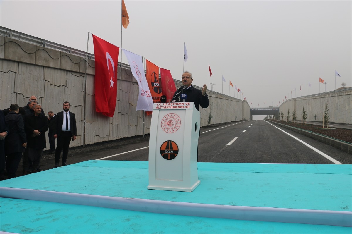 Ulaştırma ve Altyapı Bakanı Abdulkadir Uraloğlu, Kahta-Narince-Siverek Yolu Açılış Töreni'nde...
