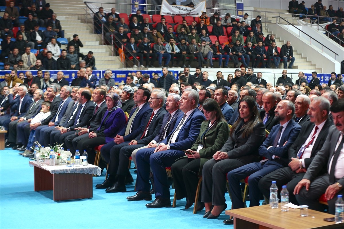 Ulaştırma ve Altyapı Bakanı Abdulkadir Uraloğlu (sol6), Hakkari'de partisinin 8. Olağan Kongresine...