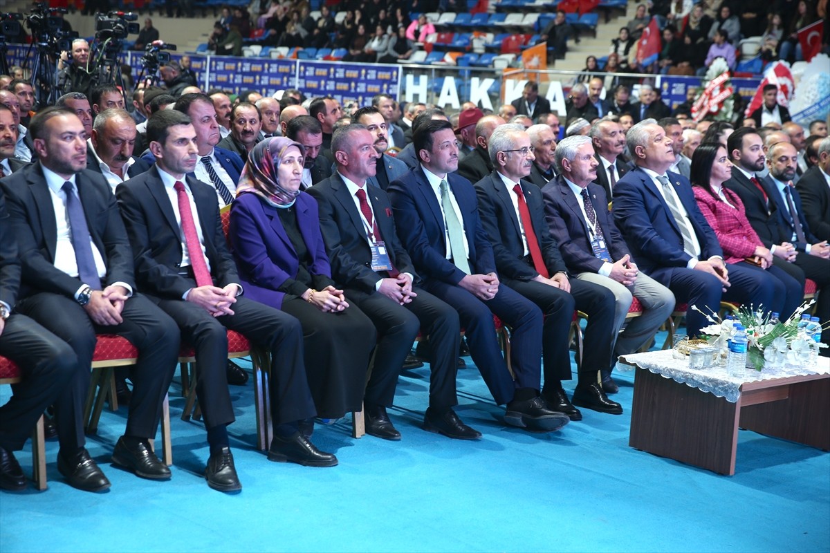 Ulaştırma ve Altyapı Bakanı Abdulkadir Uraloğlu (sol6), Hakkari'de partisinin 8. Olağan Kongresine...