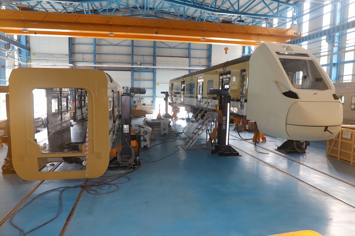 Ulaştırma ve Altyapı Bakanı Abdulkadir Uraloğlu, TÜRASAŞ bünyesinde yerli ve milli lokomotif ile...