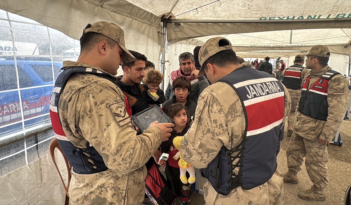 Ülkelerine dönmek isteyen Suriyelilerin Hatay'daki Cilvegözü Sınır Kapısı'ndan geçişleri...