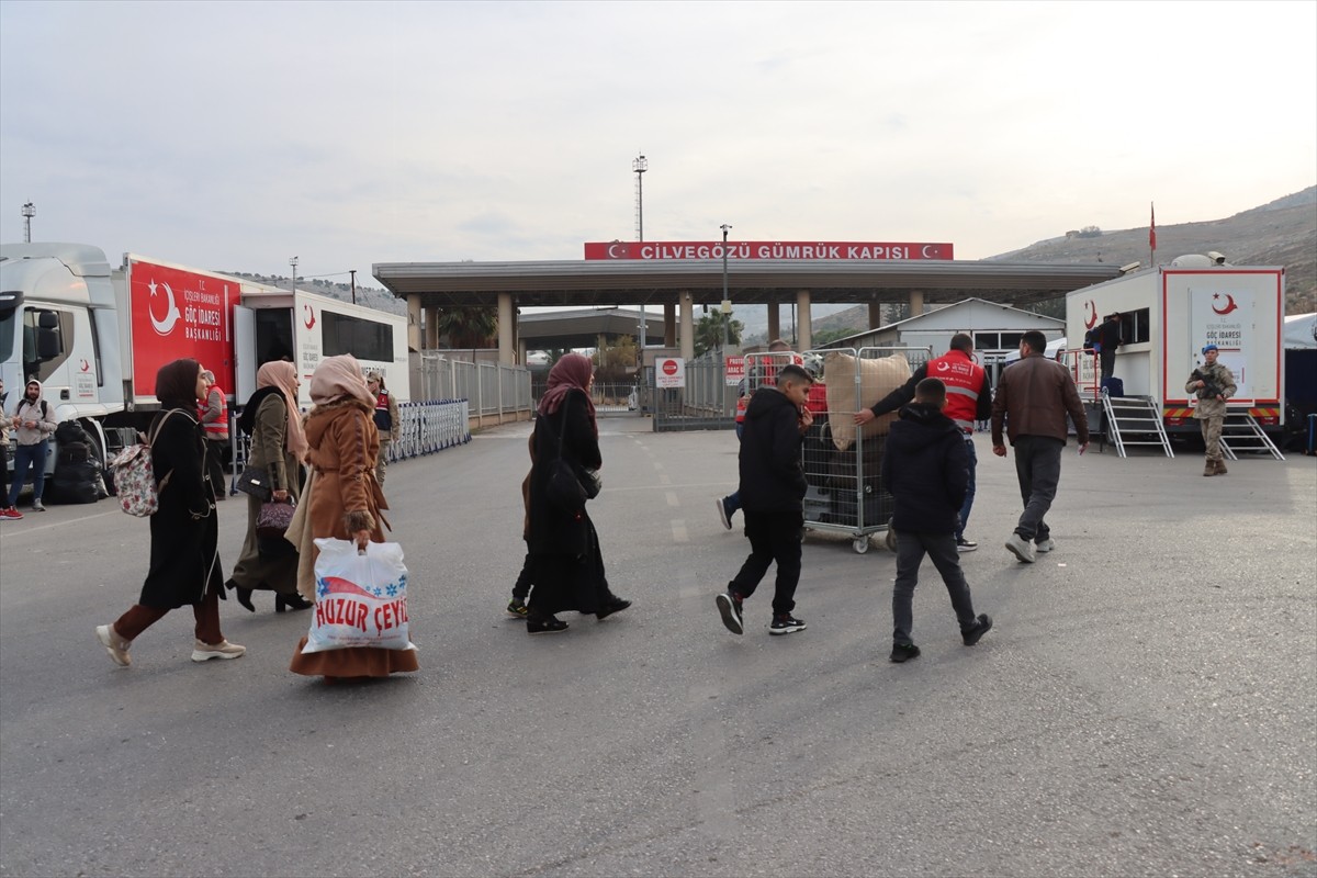 Ülkelerine dönmek isteyen Suriyelilerin, Hatay'daki Cilvegözü Sınır Kapısı'ndan geçişleri devam...
