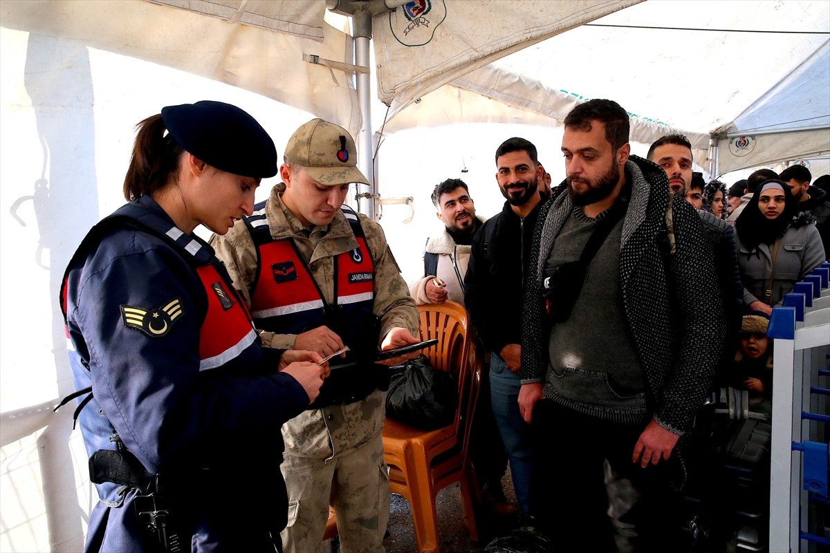 Ülkelerine dönmek isteyen Suriyelilerin, Hatay'daki Cilvegözü, Yayladağı ve Zeytindalı sınır...