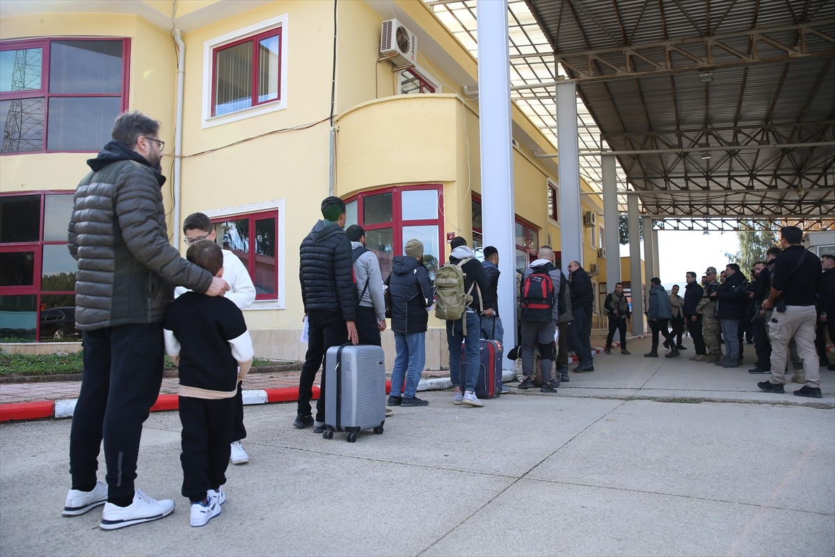 Ülkelerine dönmek üzere Hatay'daki Yayladağı Sınır Kapısı'nda yoğunluk oluşturan Suriyelilerin...