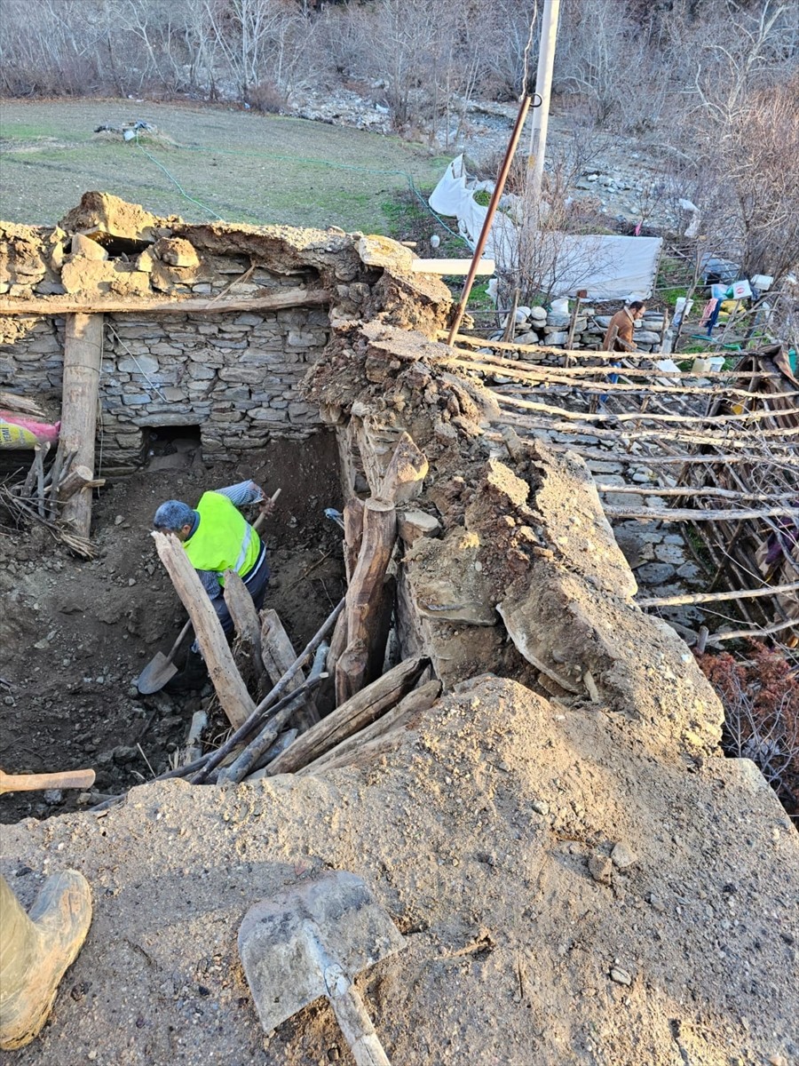Uşak'ın Eşme ilçesinde toprakla kapatılan ahırın çatısı çökmesi sonucu 3 küçükbaş hayvan telef...