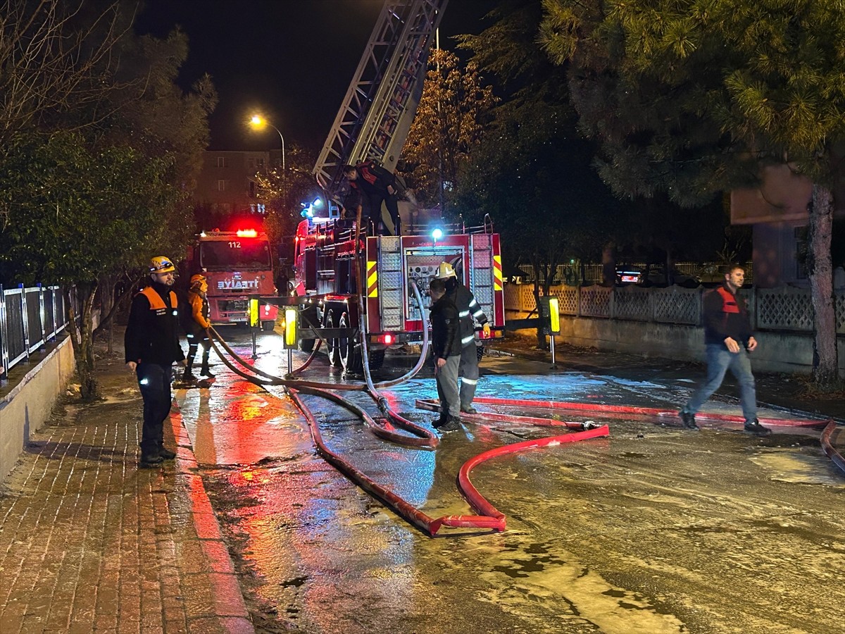 Uşak'ta 7 katlı apartmanın çatısında çıkan yangın hasara neden oldu.