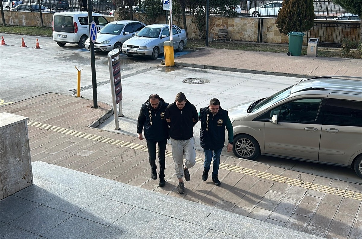 Uşak'ta babasını sopayla öldüren şüpheli tutuklandı.