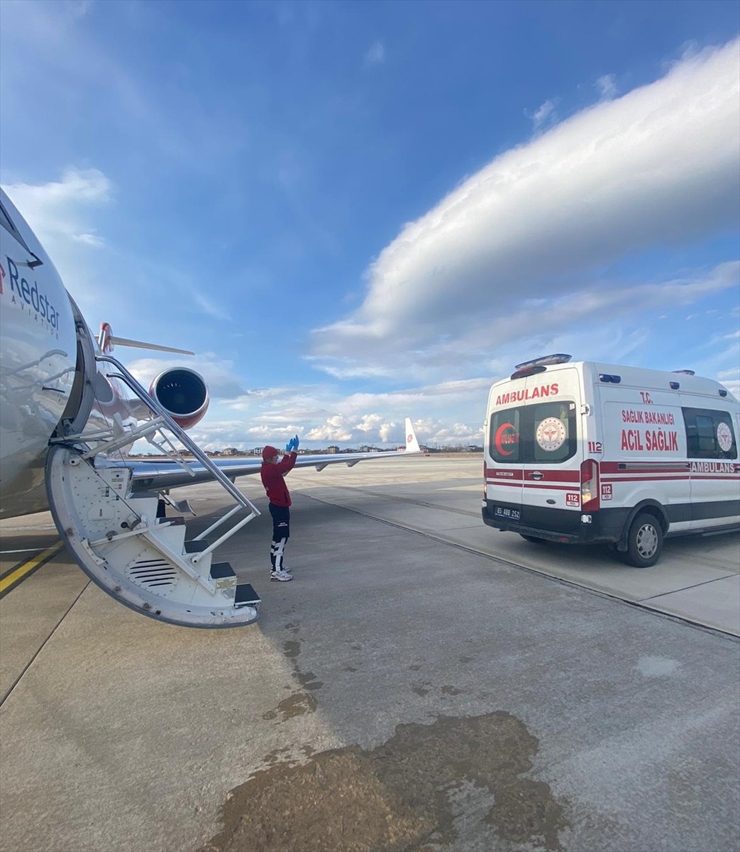 Van'da 3 hasta bebek, ambulans uçakla İstanbul ve Ankara'ya götürüldü.