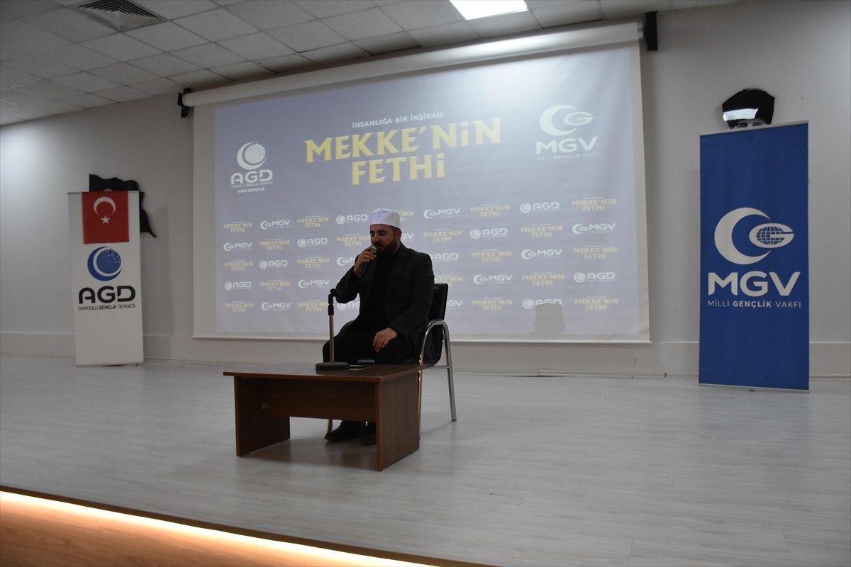 Van'da Anadolu Gençlik Derneği (AGD) ile Milli Gençlik Vakfınca "Mekke'nin Fethi ve Kudüs Gecesi"...