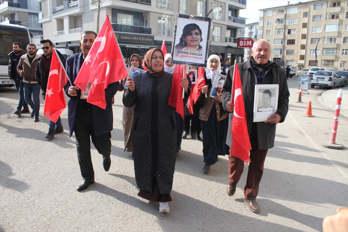 Van'da çocukları dağa kaçırılan aileler, DEM Parti İl Başkanlığı önündeki eylemlerine bu hafta da...
