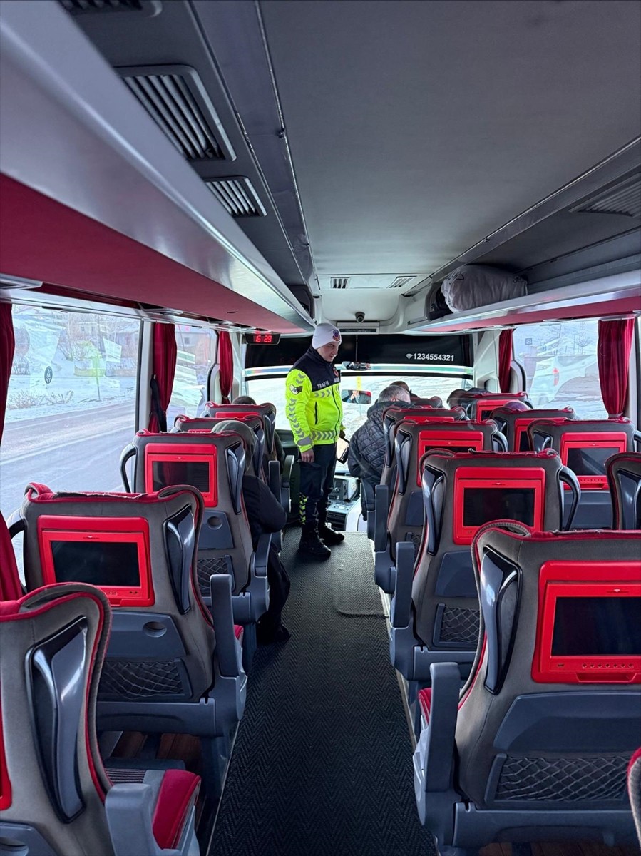 Van'da farklı suçlardan haklarında arama kararı bulunan 72 şüpheli yakalandı. İl Jandarma...