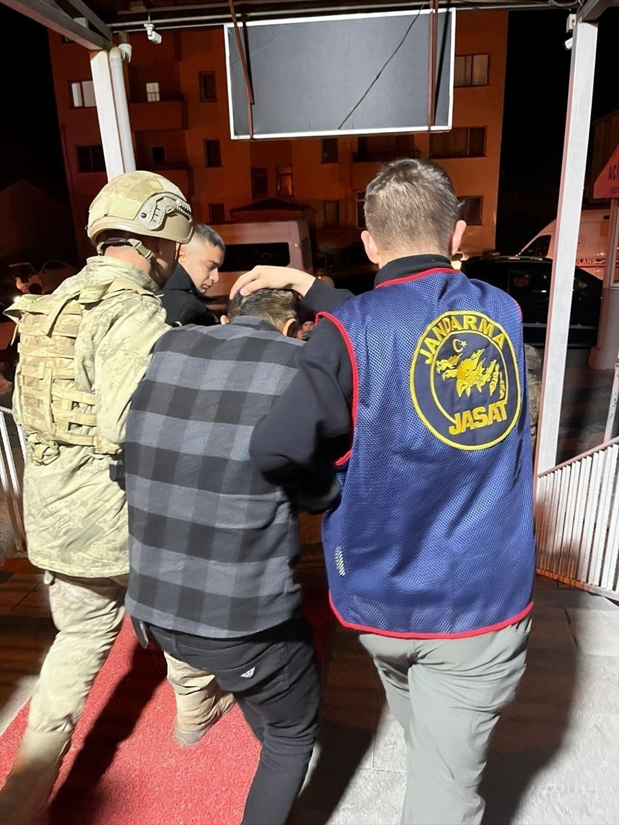 Van'da haklarında kesinleşmiş hapis cezası bulunan 3 kişi yakalandı. 