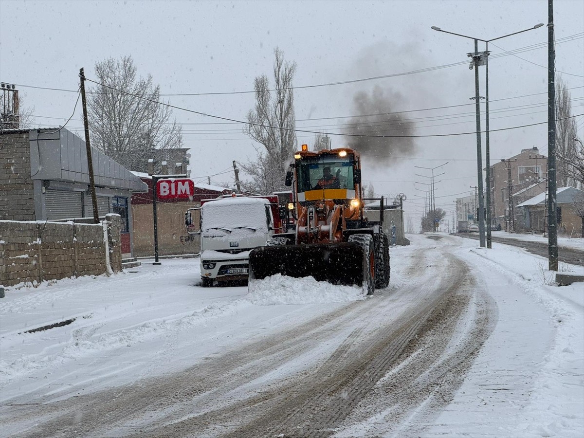 Van'ın Başkale ilçesinde sabah erken saatlerde başlayan kar, yaşamı olumsuz etkiledi.