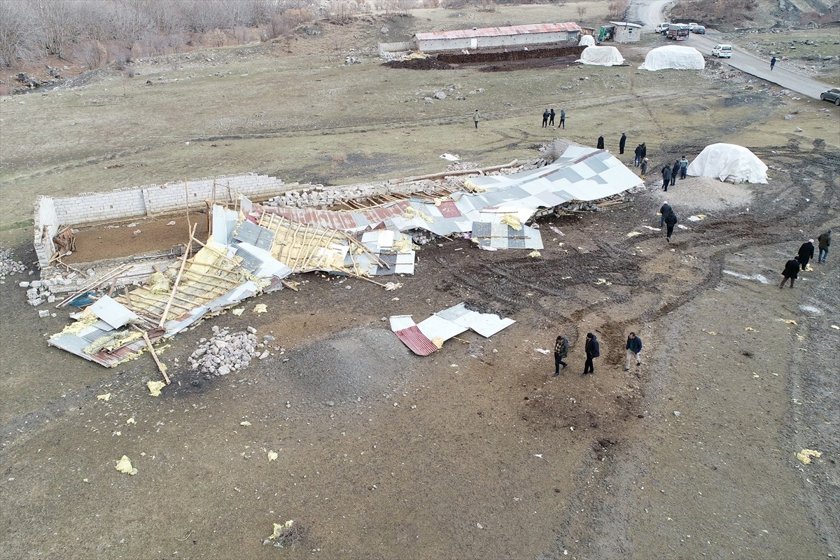 Van'ın Çatak ilçesinin Konalga Mahallesi'nde Hıvzullah Karakaya'ya ait ahırın çatısı ve duvarının...