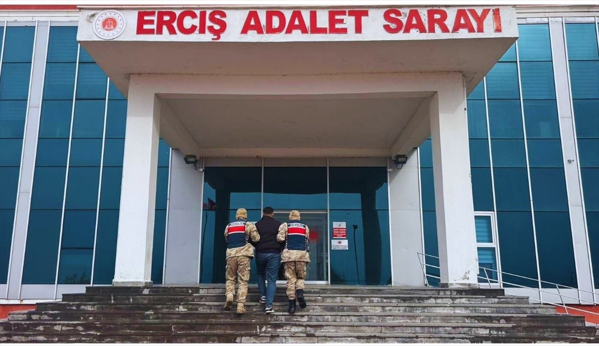 Van'ın Erciş ilçesinde 11 düzensiz göçmen yakalandı, 2 şüpheli tutuklandı.