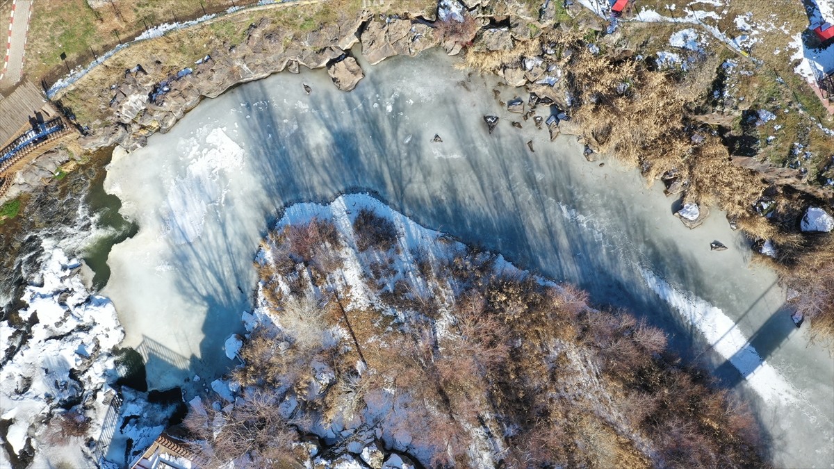 Van'ın Erciş ilçesinde hava sıcaklığının sıfırın altına düşmesiyle Deli Çayı'nın yüzeyi kısmen...