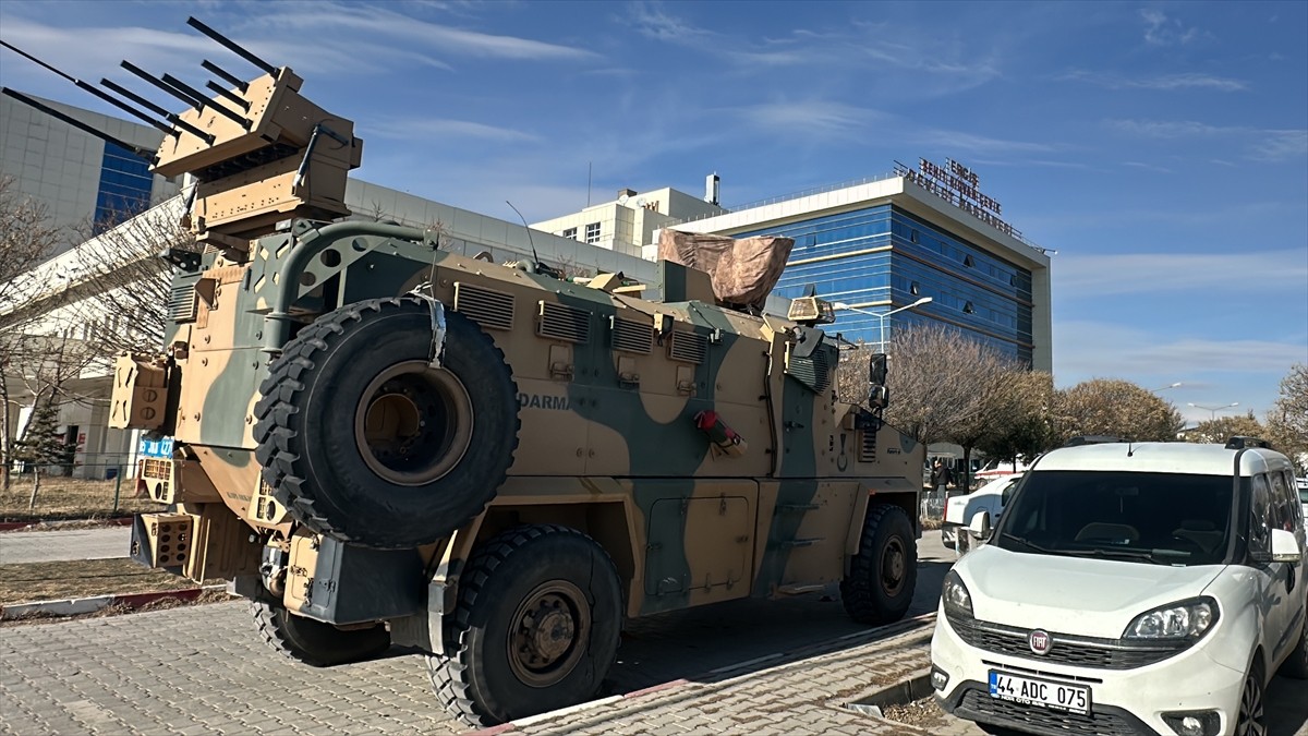 Van'ın Erciş ilçesinde husumetli iki ailenin bireyleri arasında çıkan kavgada 15 kişi yaralandı....