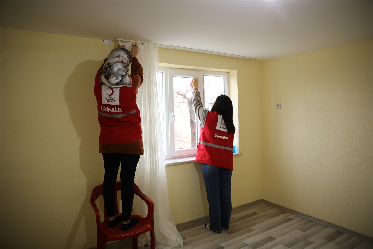 Van'ın Muradiye ilçesinde Kaymakamlık ile Türk Kızılay gönüllüleri, banyosu ve tuvaleti olmayan...