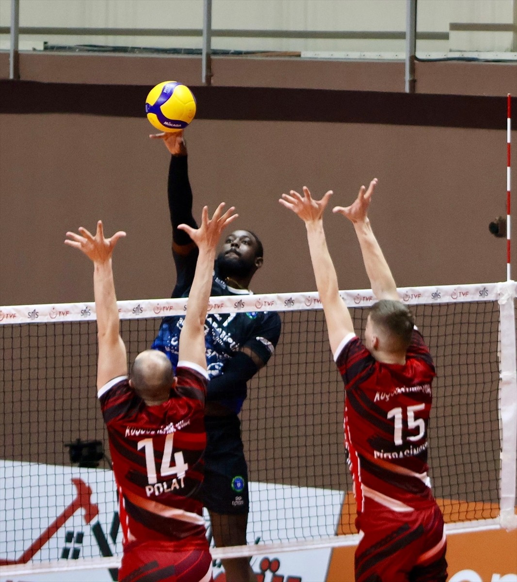 Voleybolda SMS Grup Efeler Ligi 11. hafta mücadelesinde Kuşgöz İzmir Vinç Akkuş Belediyespor...