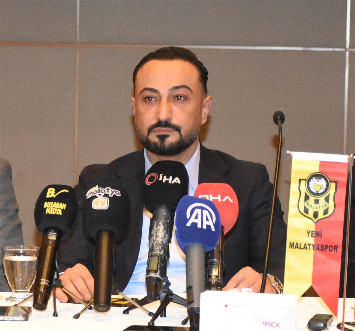 Yeni Malatyaspor Kulüp Başkanı Şahin Altunok (sağ 4), bir otelde düzenlediği basın toplantısında...