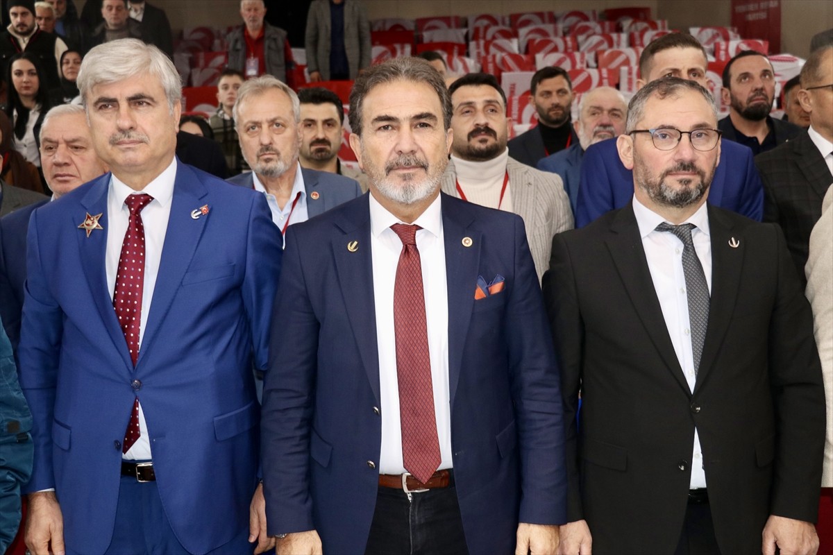 Yeniden Refah Partisi Genel Başkan Yardımcısı ve Kocaeli Milletvekili Mehmet Aşıla (ortada)...