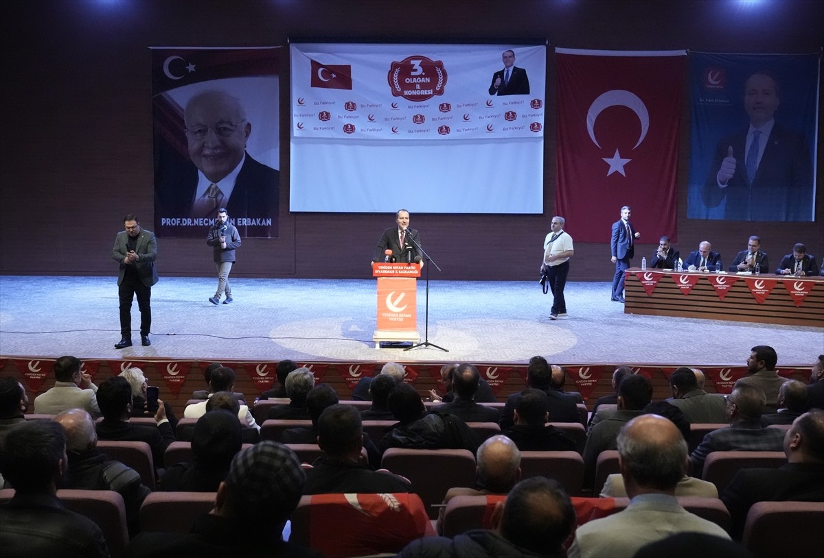 Yeniden Refah Partisi Genel Başkanı Fatih Erbakan (önde sol 3), Diyarbakır'daki programı...