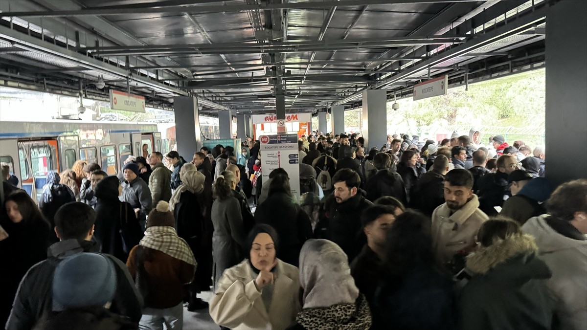 Yenikapı-Atatürk Havalimanı/Kirazlı Metro Hattı'nda yaşanan teknik arıza nedeniyle seferler...