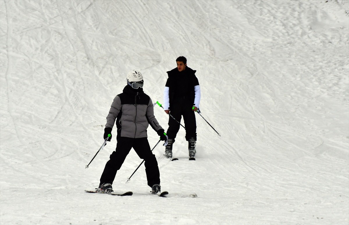 Yeterli kar yağışı almadığından resmi olarak sezonun açılmadığı Sarıkamış'ta, vatandaşlar kayak...