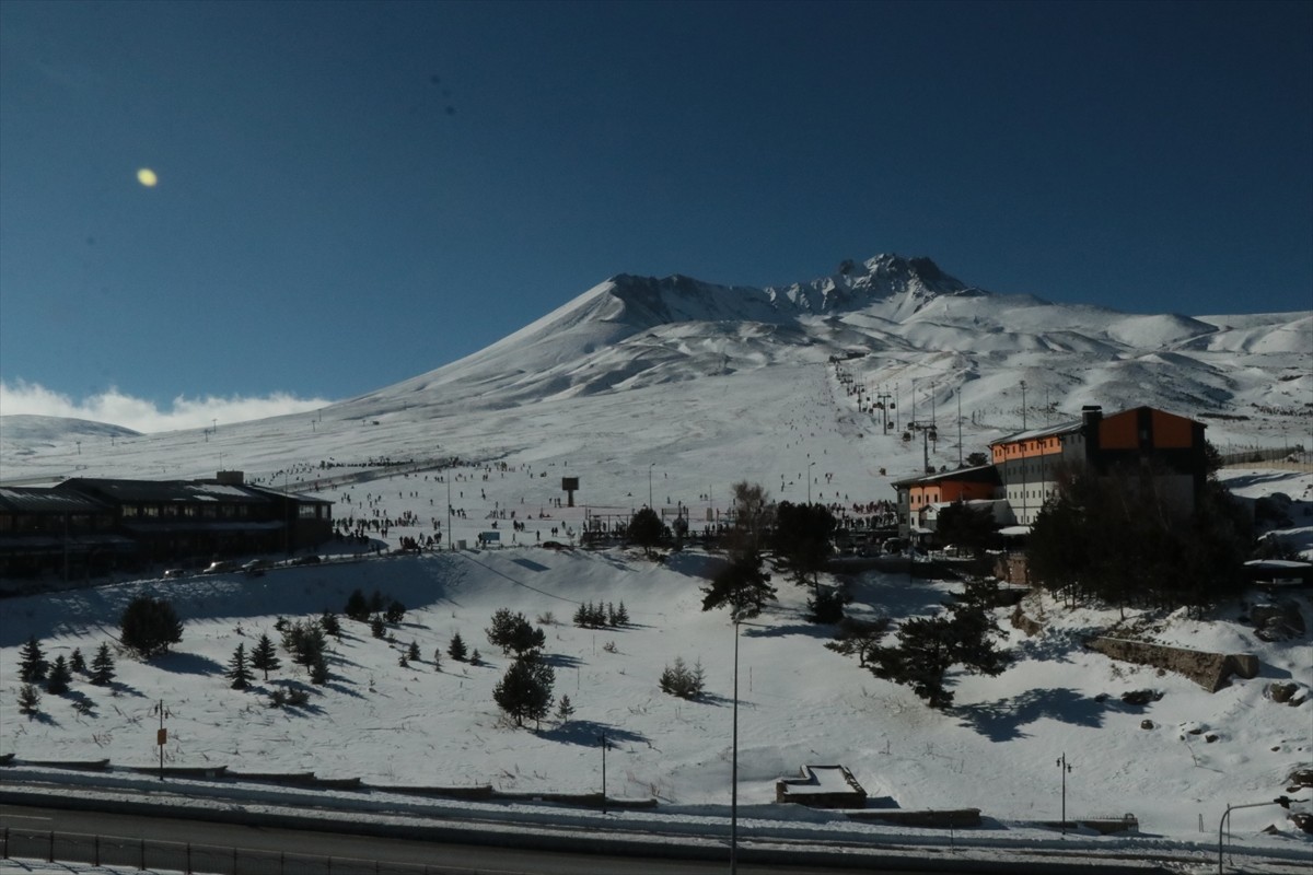Yılbaşı tatili için Erciyes Kayak Merkezi'ni tercih eden yerli ve yabancı turistler, buradaki...
