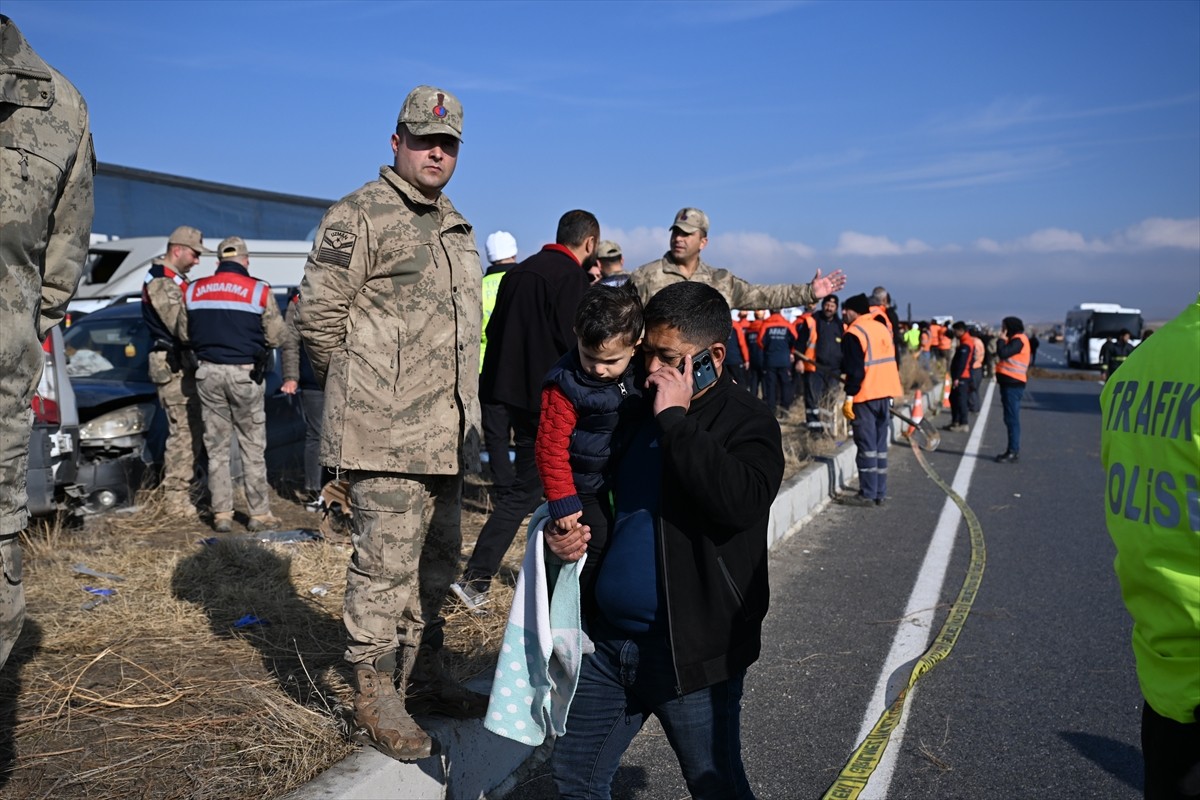 Yoğun sis ve buzlanmanın etkili olduğu kara yolunun Van-Erciş istikametinde sabah saatlerinde...