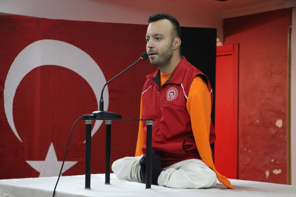 Yüzmede dünya ve birçok Türkiye şampiyonluğu bulunan bedensel engelli milli sporcu Sefa...