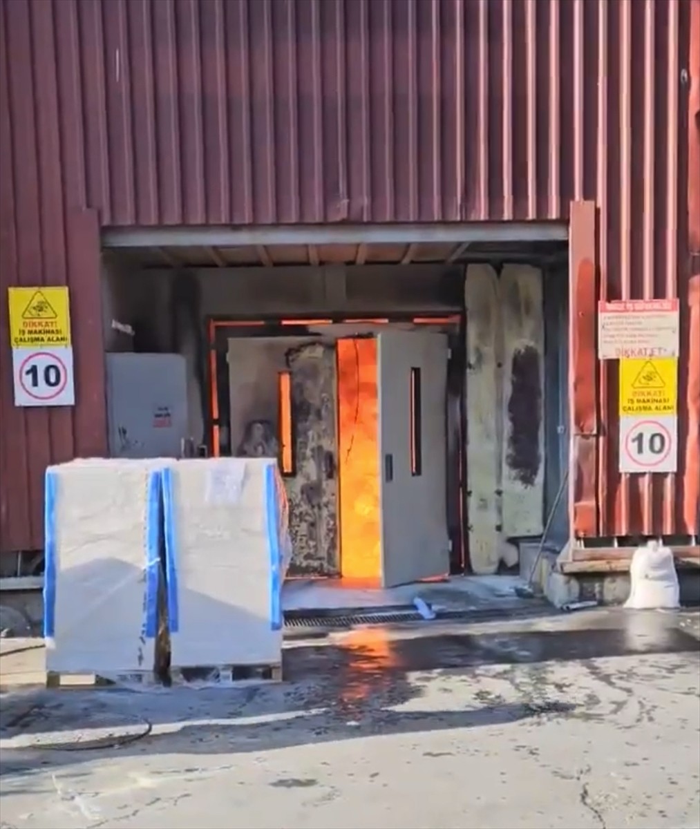  Zeytinburnu'nda, 6 katlı binanın asansöründe çıkan yangın itfaiye ekiplerince...