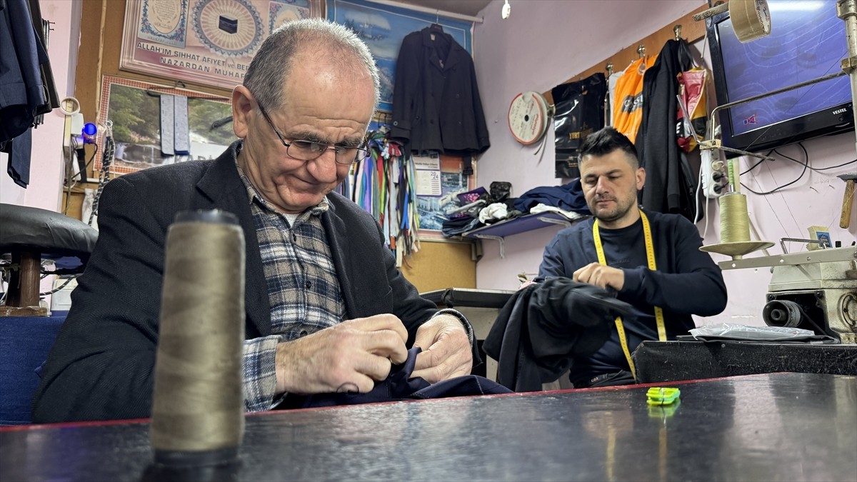 Zonguldak'ın Çaycuma ilçesinde çocuk yaşlarda öğrendiği terziliği 40 yıldır aynı heyecanla...
